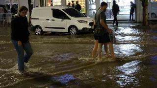 Yağmur bir anda bastırdı! Sokaklar göle döndü