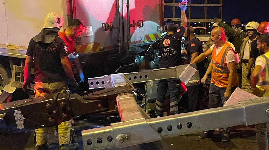 TEM otoyolunda feci kaza! 4 çocuk sıkışarak olay yerinde hayatını kaybetti, 4 kişi yaralandı