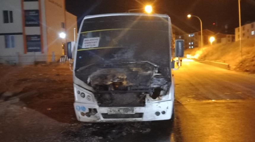 Muş'ta minibüste çıkan yangın söndürüldü