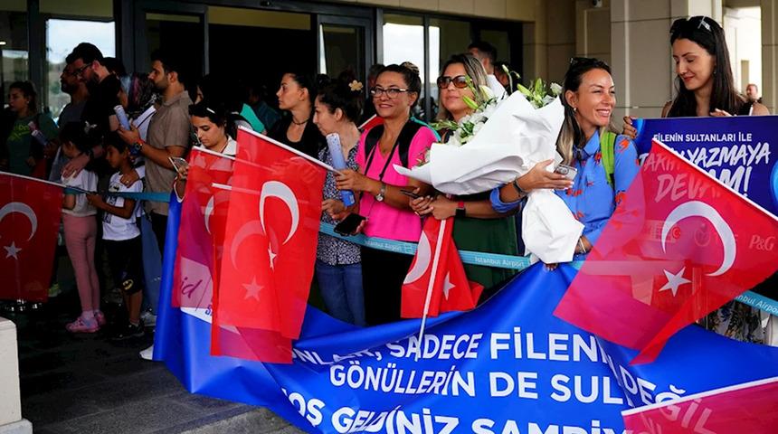 Şampiyon olan A Milli Kadın Voleybol Takımı'nın tarifeli uçakla Türkiye'ye gelmesine İsmail Saymaz'dan tepki! ''Siz bunu yaparken utanmıyor musunuz?''