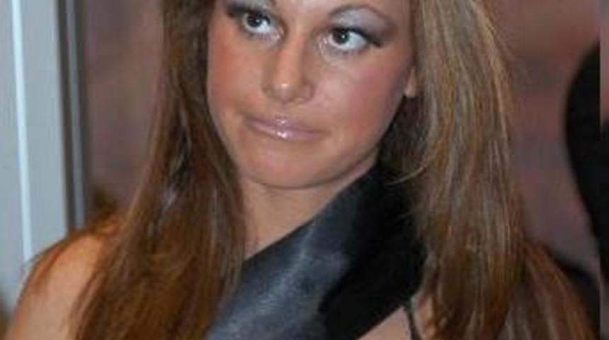 Okulda &ccedil;alışan kadın porno yıldızı &ccedil;ıktı!