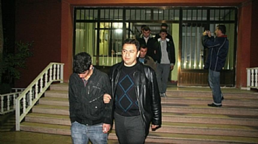 Polis aracına saldıran 4 kişi tutuklandı