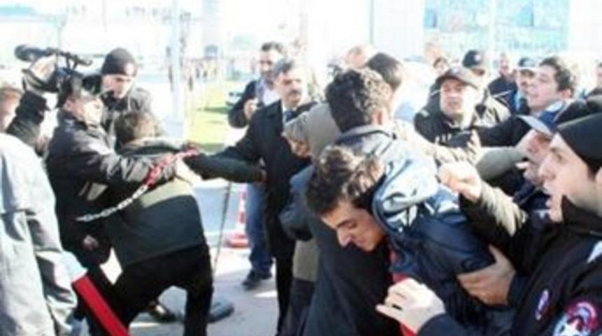 &Ouml;ğrencilerle zabıtalar kavga etti!