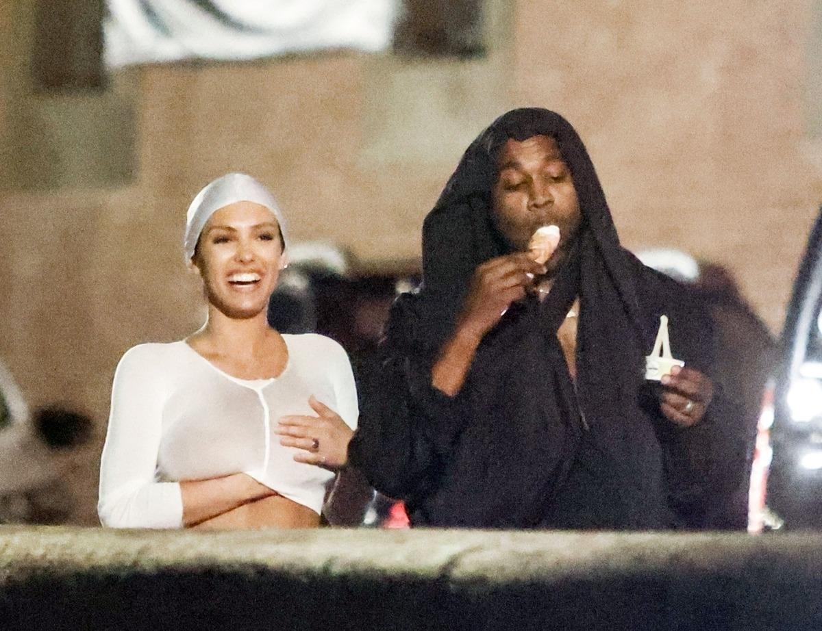 Kanye West ve Bianca Censori kutlamada! Bu sefer elbisenin belden aşağısını s&ouml;kt&uuml; attı 1