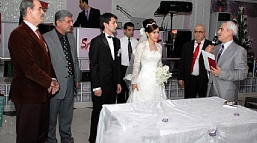 Bozbey nikah kıydı, Altepe şahit oldu 
