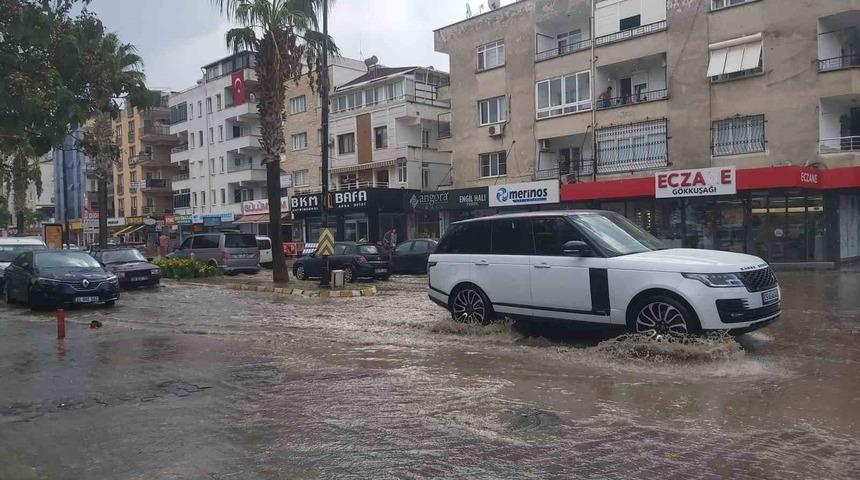 Didim’de sağanak yağış etkili oldu
