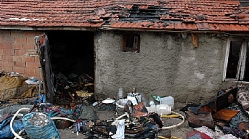 &Ccedil;ay demlerken hırkası tutuştu