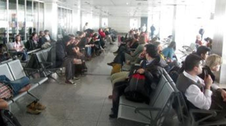 Yanlışlıkla bindiği u&ccedil;ağı 4 saat geciktirdi