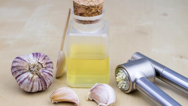 Sarımsaklı şampuanın faydaları nelerdir? Sarımsak özlü şampuan ne işe yarar, saç dökülmesini engeller mi?