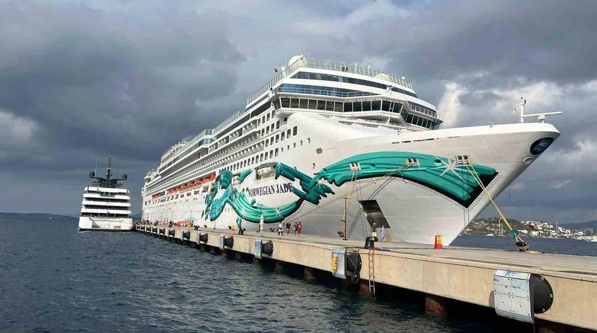 Bodrum&rsquo;a iki gemiyle 2 bin 613 yolcu geldi