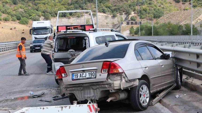 Yol çalışması nedeniyle trafiğin tek şeritten verildiği viyadükte kaza: 5 yaralı