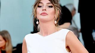 Tansu Dayan, Melis Sezen'in poz vermesiyle dalga geçti! Memedeki şişe kapakları...