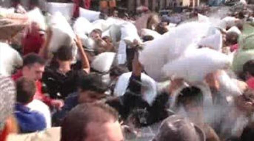 New York'un g&ouml;beğinde 'yastık savaşı'