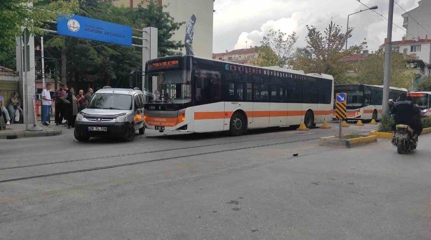 Belediye otobüsü ile hafif ticari araç çarpıştı