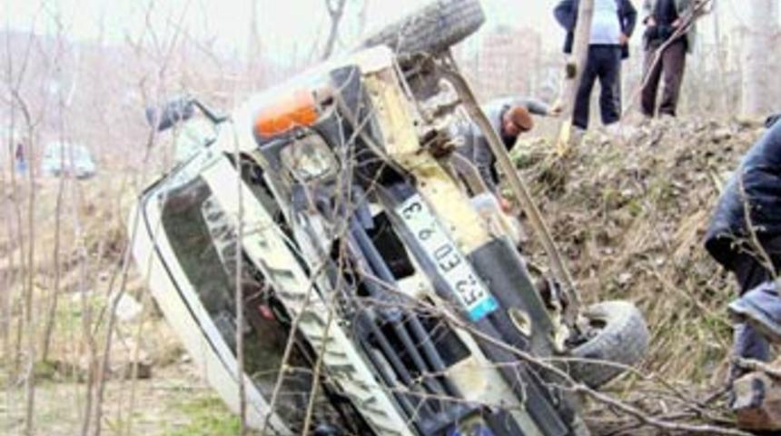 Minib&uuml;s bah&ccedil;eye u&ccedil;tu: 2 yaralı