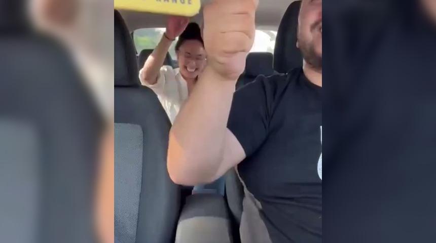 Sosyal medyada büyük ilgi gördü! Taksici ile turistin eğlenceli anları kamerada: 'Ben de kendimi ritme kaptırdım'