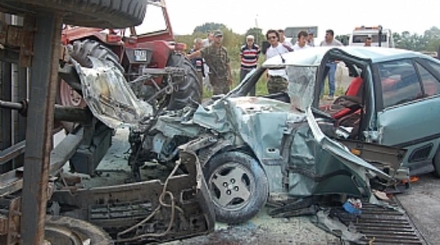 Otomobil trakt&ouml;rle &ccedil;arpıştı: 1 &ouml;l&uuml;, 3 yaralı