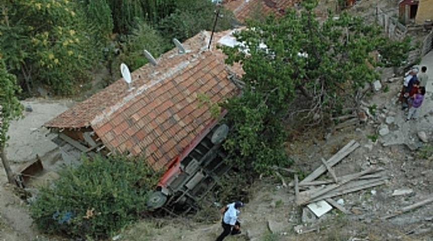 Freni boşalan kamyon gecekonduya girdi