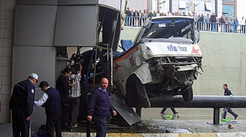 Kazada trafik akışını sağlayan polise otomobil &ccedil;arptı