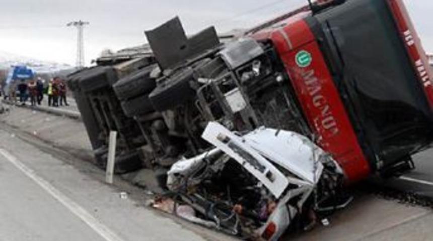 TIR, otomobili bi&ccedil;ti: 3 &ouml;l&uuml;