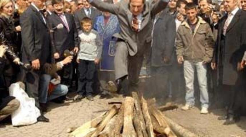 Nevruz ateşini bakan G&uuml;nay yaktı