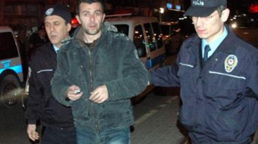 Sevgiliye &ouml;nce &ccedil;i&ccedil;ek, sonra dayak