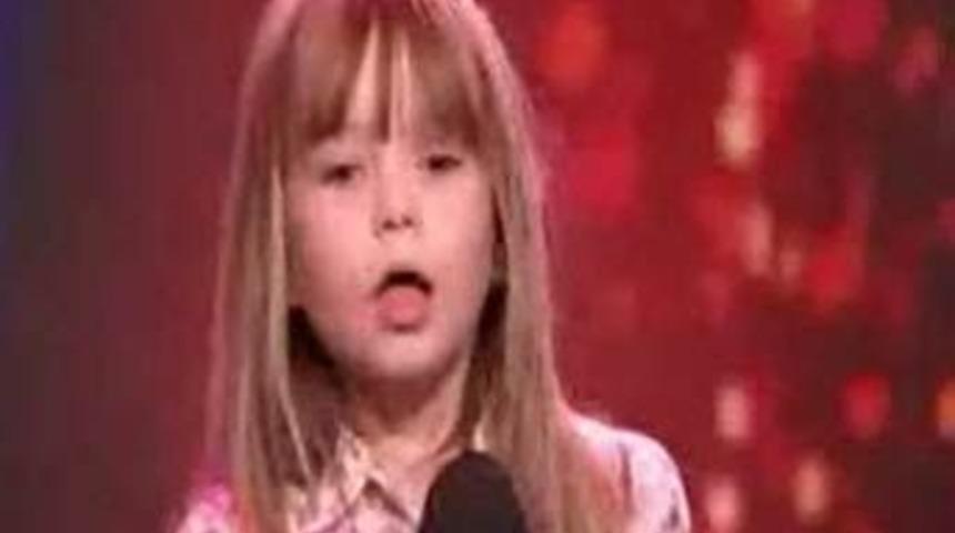 6 yaşında ama sesiyle b&uuml;y&uuml;l&uuml;yor