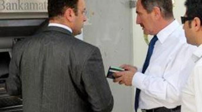 Bakan G&uuml;nay bankamatik kartını unutunca parasız kaldı