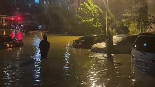 İstanbul Arnavutköy ve Başakşehir'i kuvvetli sağanak vurdu! Cadde ve metroyu su bastı, arabalar yollarda sürüklendi:  Ölü sayısı 2'ye yükseldi