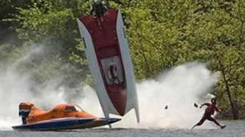 İnanılmaz g&ouml;r&uuml;nt&uuml;: Denizde y&uuml;r&uuml;d&uuml;!