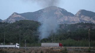 Adana'da yanan araçtan ormana sıçrayan alevler söndürüldü