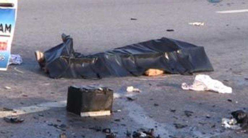 İki aracın &ccedil;arptığı yaya hayatını kaybetti