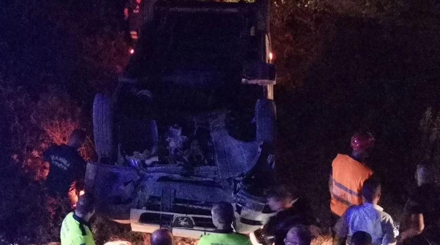 Manisa'da işçileri taşıyan servisin devrilmesi sonucu 11 kişi yaralandı