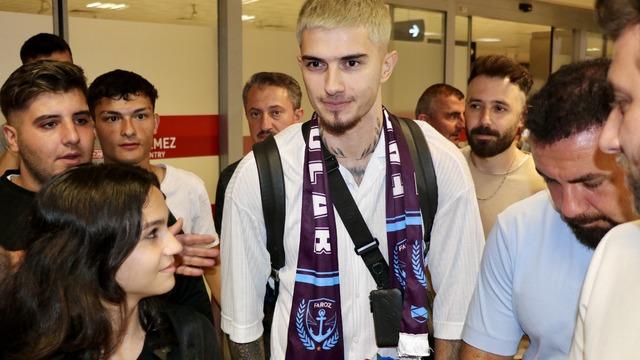 Trabzonspor'un kiraladığı Berat Özdemir, Trabzon'a geldi: