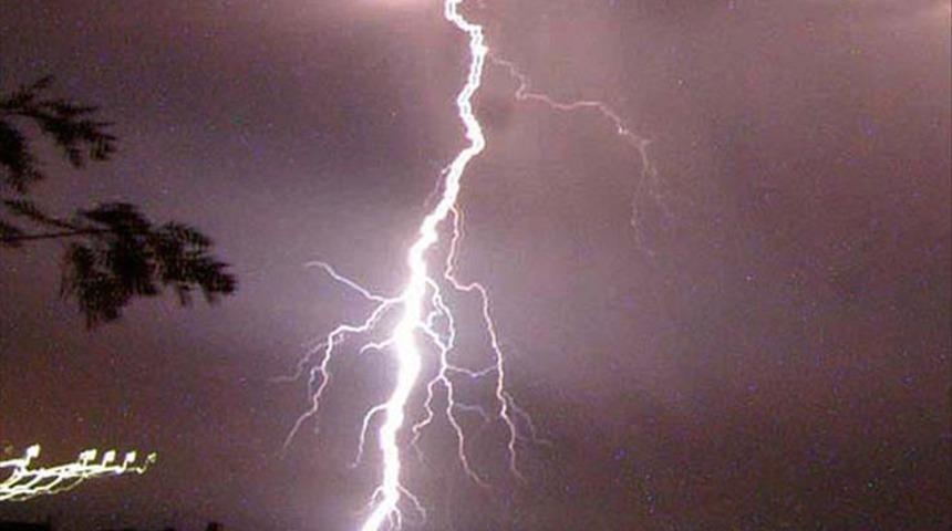 İstanbul Havalimanı'na yıldırım düştü!  2 kişi hastaneye kaldırıldı