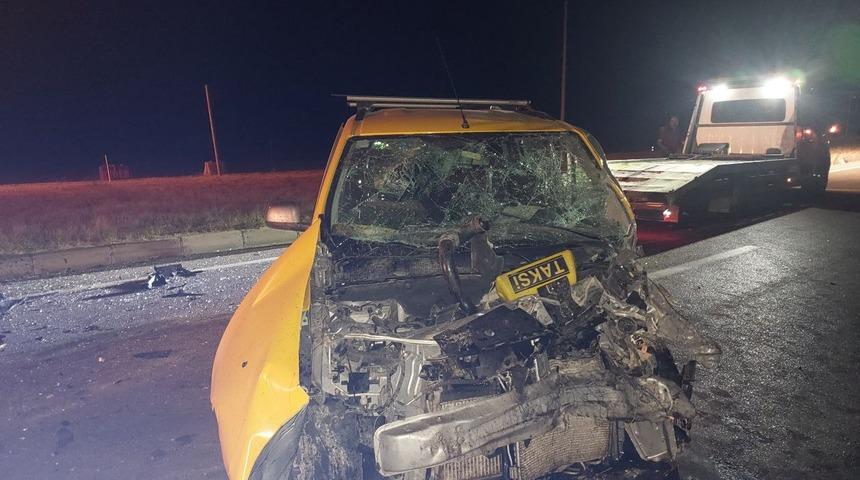 Çorum'da traktörle taksinin çarpışması sonucu 3 kişi yaralandı