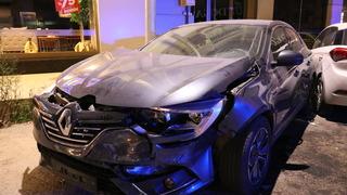 İzmir'de park halindeki 4 araca çarpan otomobilin sürücüsü yaralandı