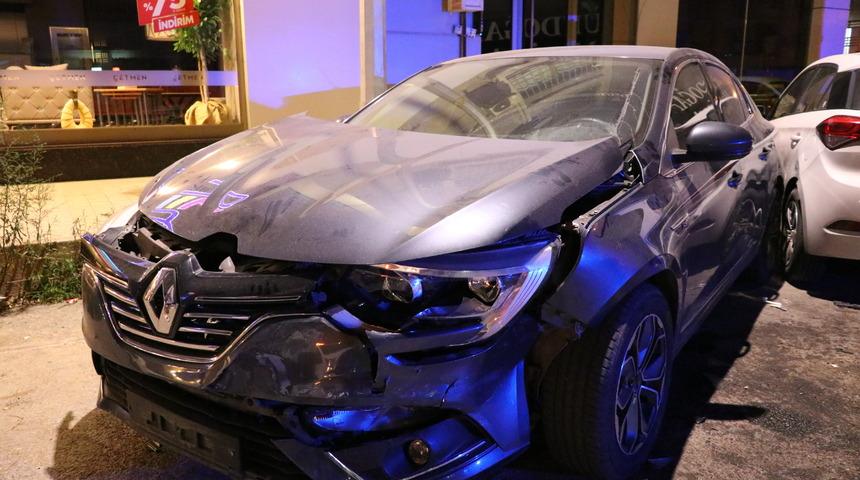 İzmir'de park halindeki 4 araca çarpan otomobilin sürücüsü yaralandı