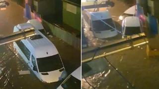 Küçükçekmece'de sel felaketi! Sokaktaki araçlar böyle sürüklendi...