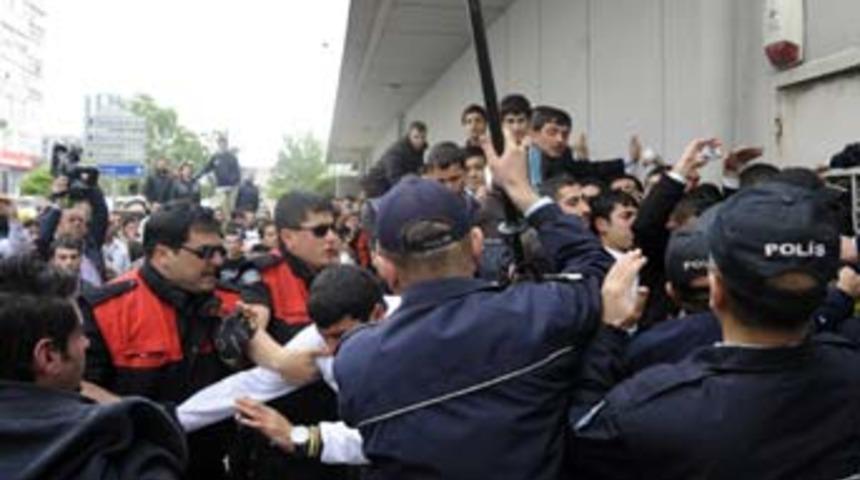 Derbi bileti kuyruğunda arbede