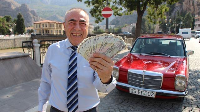 Yer:Amasya! Klasik arabasını satışa çıkardı: Alacak kişiye hediye edeceği şey şaşkına çevirdi...