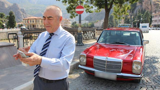 Otomobilini sıradışı bir yöntemle satışa çıkardı! Alan kişiye 'bir deste para' verecek