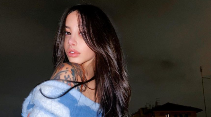 Sosyal medya fenomeni Alexis Mucci kıyafeti uygunsuz bulunca eleştiri oklarının hedefi oldu! “Çocuklar var” yorumu yağdı