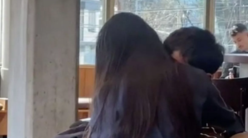 Tepki çeken görüntüler! Kafenin ortasında herkesi şaşkına çeviren yakınlaşma... Sosyal medyada ifşa edildi