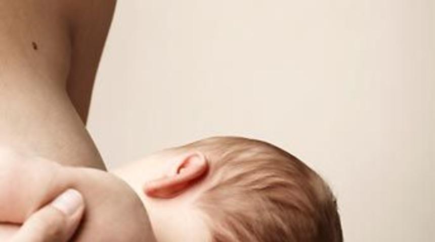 Bebeğini emzirerek &ouml;ld&uuml;rd&uuml;!