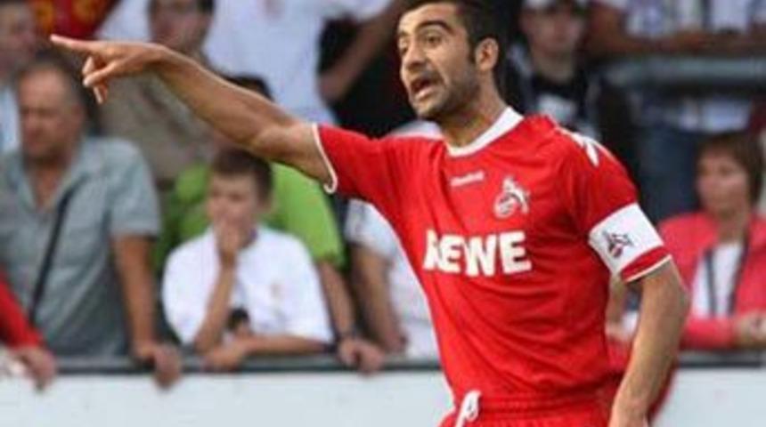 Ve &Uuml;mit &Ouml;zat futbolu bıraktı!