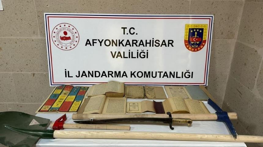Defineciler Arapça yazılı kitaplar ve kılıçla jandarmaya yakalandı