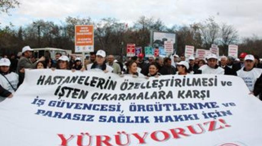 Sağlık &ccedil;alışanlarının 'işten &ccedil;ıkarma' protestosu