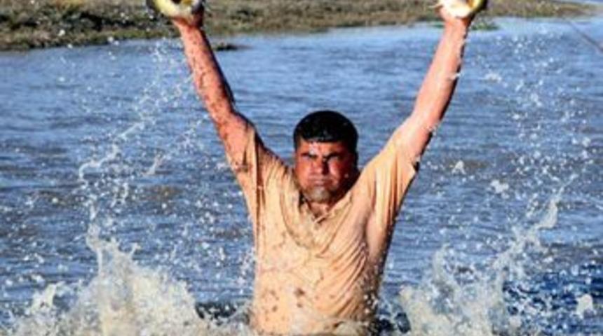 Ekmeğini sudan &ccedil;ıkaran adam 