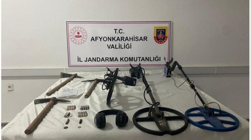 Afyonkarahisar'da kaçak kazı yapan 5 şüpheli yakalandı